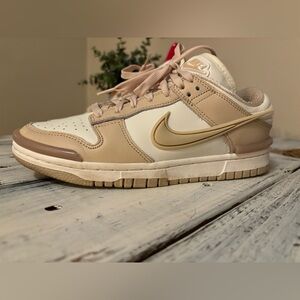 Women’s Nike Dunk Low size 7. Neutral tones, barely worn!